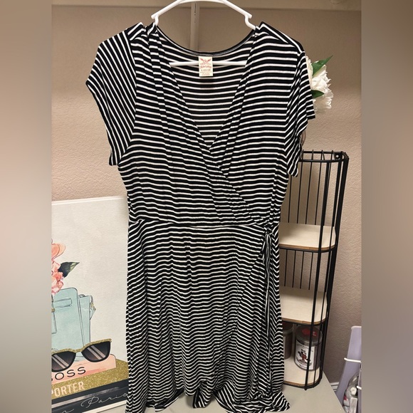 Black and white striped women’s dress
Faded glory size 12-14 - Picture 1 of 8